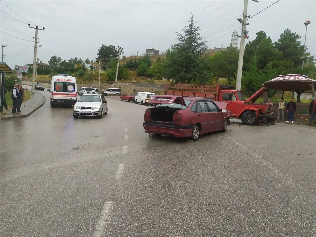 Şabanözü'nde otomobil ile kamyonetin çarpışması sonucu 1 kişi yaralandı