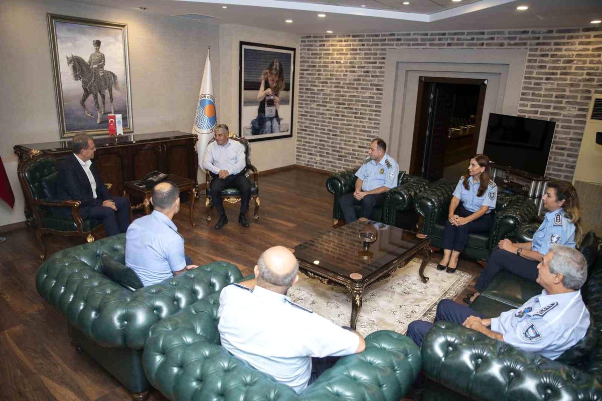 Mersin Büyükşehir Belediye Başkanı Vahap Seçer, Zabıta Teşkilatını Ziyaret Etti