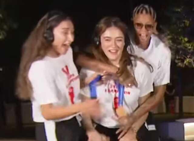 Sunucular neye uğradığını şaşırdı! Melissa Vargas, canlı yayına atlayarak girdi Sunucular neye uğradığını şaşırdı! Melissa Vargas, canlı yayına atlayarak girdi