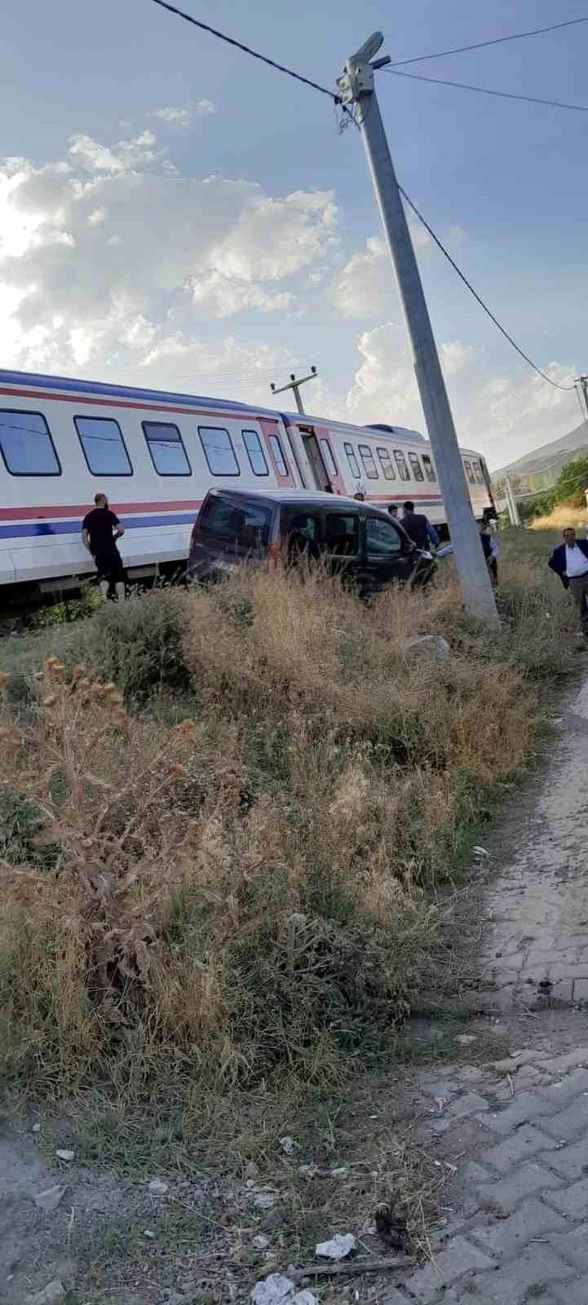 Tatvan'da tren ile otomobil çarpıştı: 1 yaralı