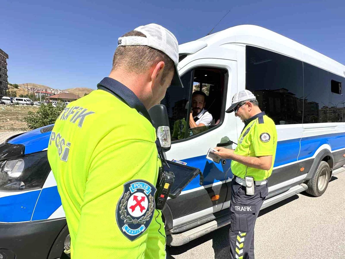 Hakkari Yüksekova'da Toplu Taşıma Araçları Denetlendi