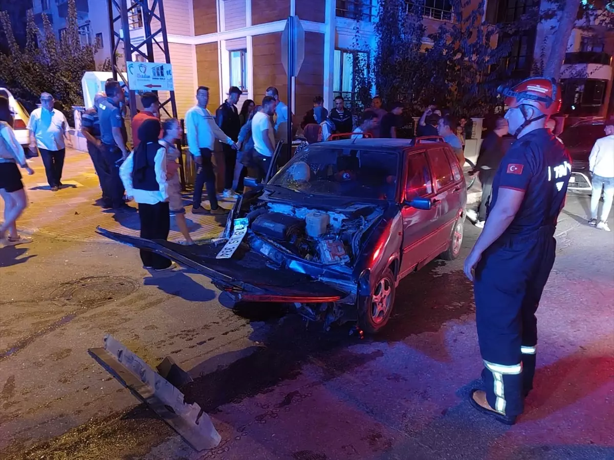 Amasya'da iki otomobil çarpıştı: 4 yaralı