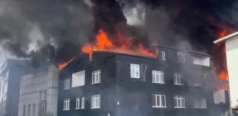 Ataşehir'de bir binada çıktıktan sonra 3 binaya daha sıçrayan yangın sürüyor