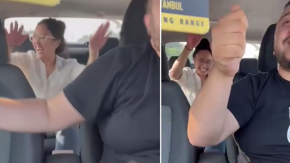 Bu kez kavga yok! Turist kadınla taksicinin türkü şovu izleyenleri mest etti