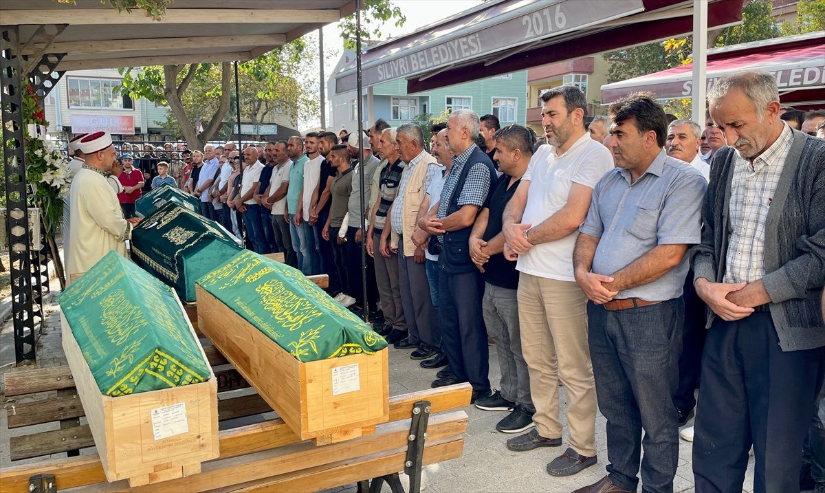 Büyükçekmece'de Zincirleme Trafik Kazasında Hayatını Kaybeden 3 Kardeşin Cenazesi Morgdan Teslim Alındı
