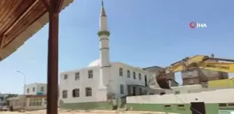 Depremde ağır hasar alan cami kontrollü olarak yıkıldı