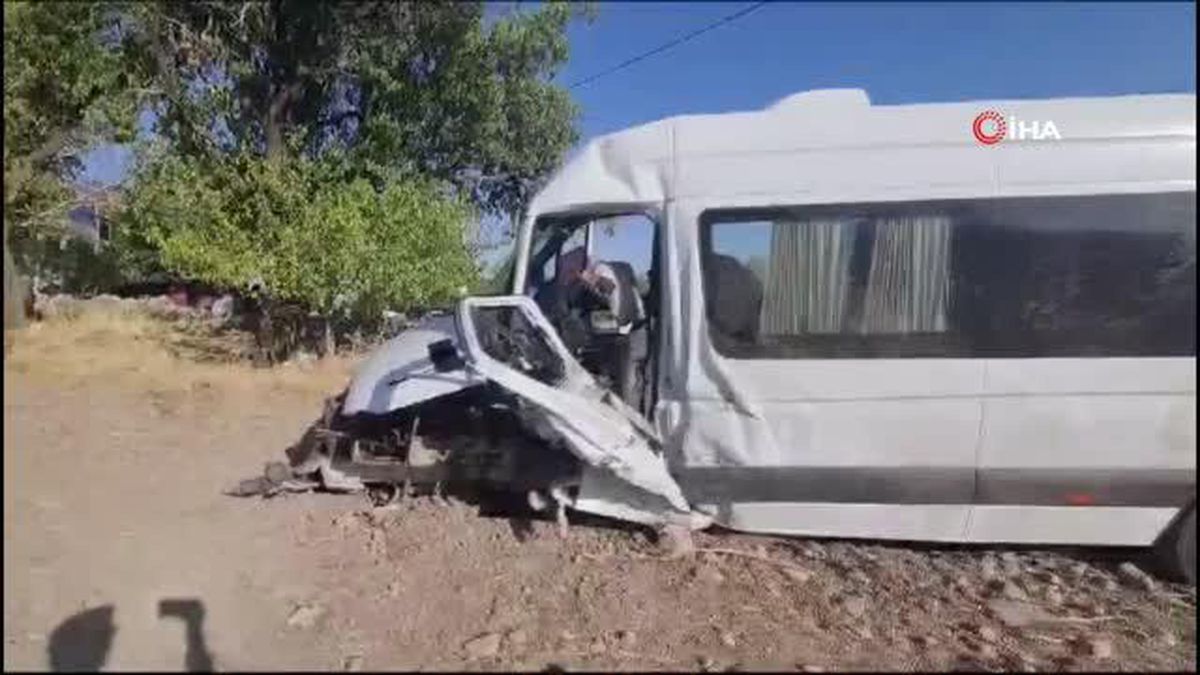 Diyarbakır'da minibüs ile traktör çarpışması: 2'si ağır 20 kişi yaralandı