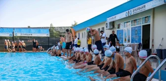 Diyarbakır'da Sıcaktan Bunalan Çocuklar Yüzme Havuzuna Götürüldü