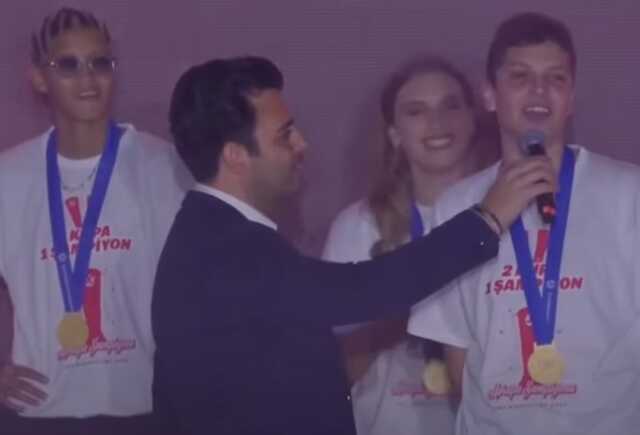 Eleştirilerin hedefindeydi! Kutlama için sahneye çıkan Ebrar Karakurt'tan mesaj gibi şarkı seçimi Eleştirilerin hedefindeydi! Kutlama için sahneye çıkan Ebrar Karakurt'tan mesaj gibi şarkı seçimi