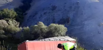 Erzincan'da tır şarampole uçtu, sürücü yaralandı
