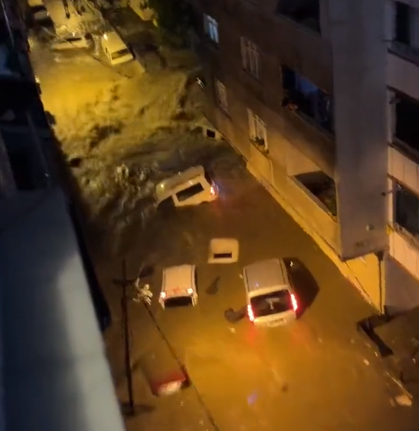 İstanbul'da sağanak yağış hayatı felç etti! Arnavutköy ve Başakşehir'de su baskınları yaşanıyor