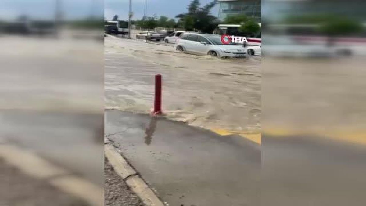 İzmir'i sağanak vurdu: Cadde ve sokaklar göle döndü