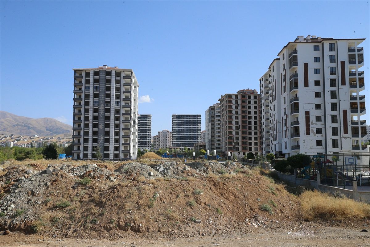 Malatya'da depremden etkilenen binalardan biri patlatıldı