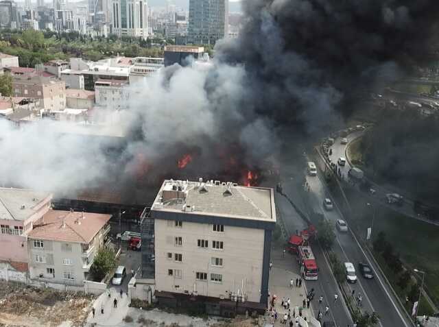 Son Dakika: İstanbul'da 2 katlı spor salonunda yangın! Alevler rüzgarın etkisiyle çevredeki binalara sıçradı