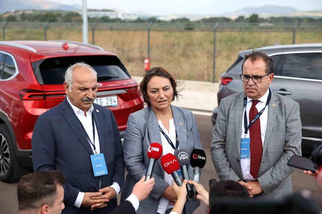Togg Fabrikası'nda bir ilk... CHP'li vekillerden Togg'a övgü Togg Fabrikası'nda bir ilk... CHP'li vekillerden Togg'a övgü