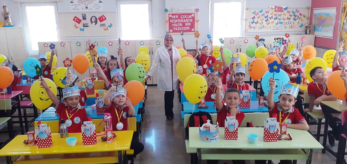 Tokat'ta birinci sınıfa başlayan öğrencilere 'rengarenk sınıf' sürprizi