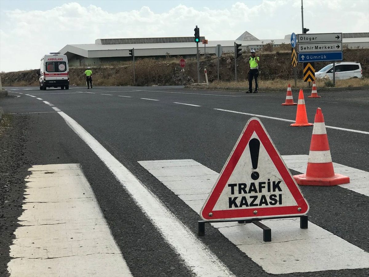Kars-Erzurum kara yolu tomruk yüklü tırın devrilmesiyle ulaşıma kapandı