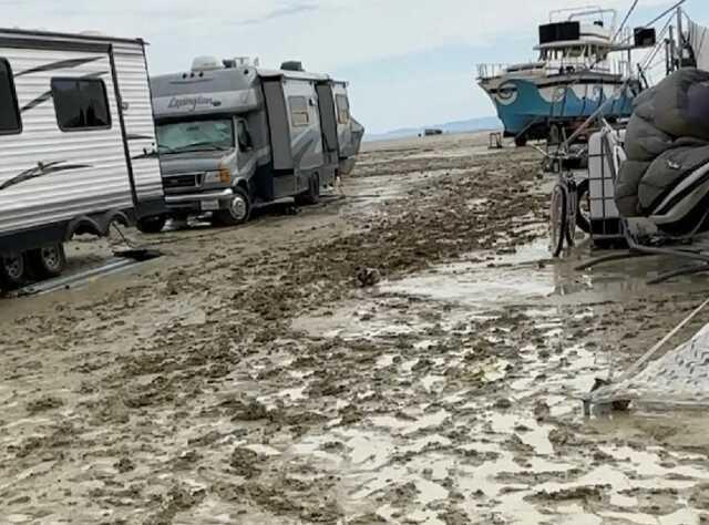 Yağmurla bataklığa dönüşen Burning Man festivalinde mahsur kalan binlerce kişi alandan ayrılmaya başladı