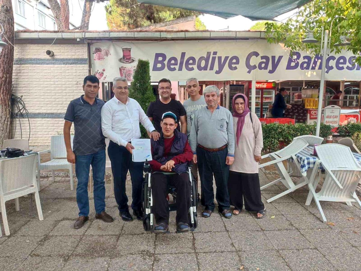 Manisa Gördesliler Kültür ve Dayanışma Derneği'nden Engelli Vatandaşa Akülü Sandalye Hediye