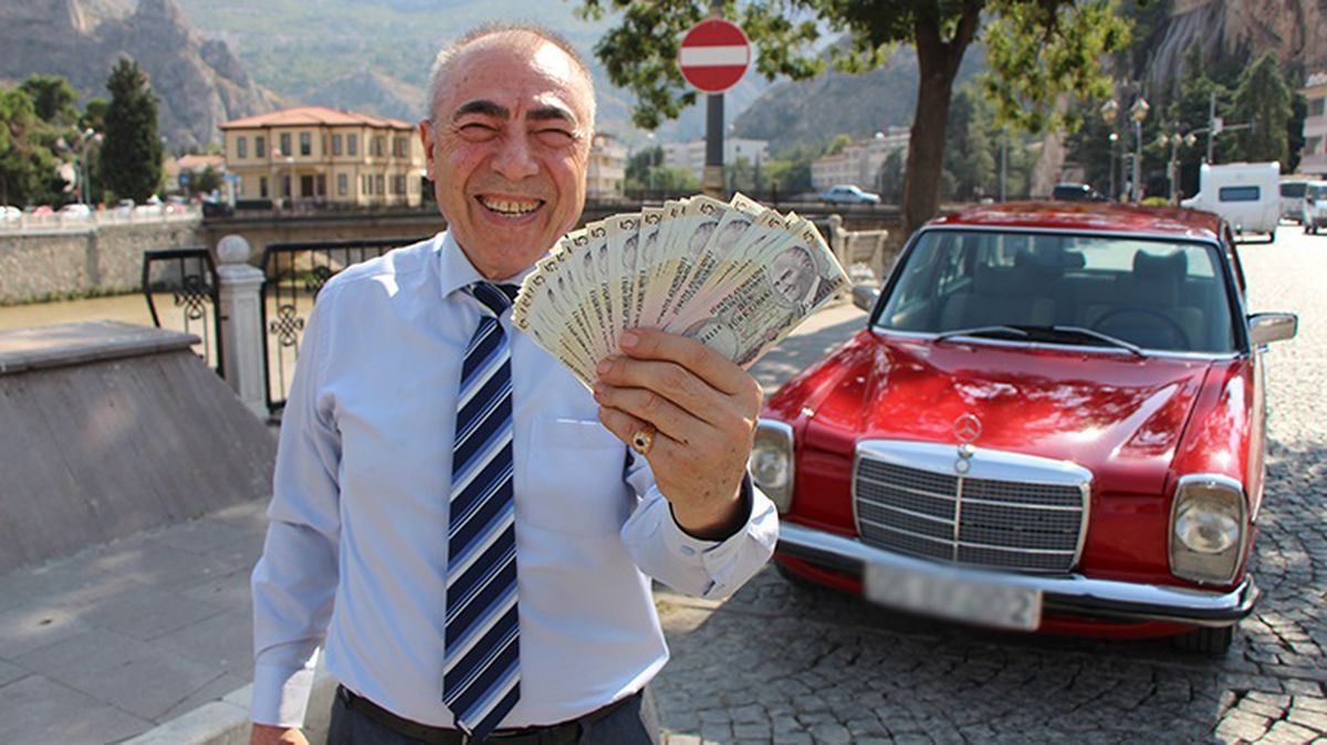 1976 model klasik otomobilini sıra dışı bir yöntemle satışa çıkardı! Hem araba hem de para verecek