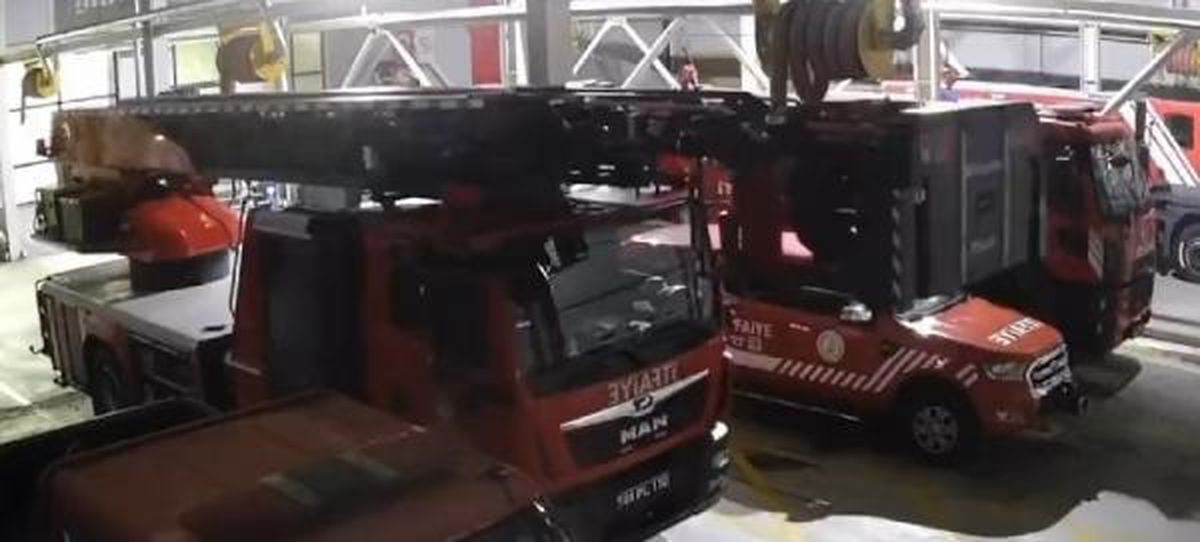 Malatya'da depremde itfaiye aracı sallandı
