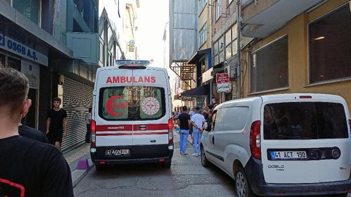İzmit'te apartmandan düşen genç hayatını kaybetti