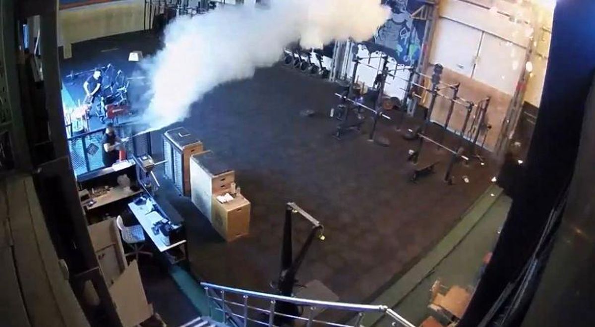 Ataşehir'de Spor Salonunda Çıkan Yangın 3 Binaya Sıçradı