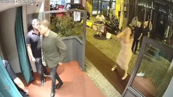 İstanbul'da iki kadının olaylı gecesi! Kimseye aldırış etmeden göğüslerini bile açtı İstanbul'da iki kadının olaylı gecesi! Kimseye aldırış etmeden göğüslerini bile açtı