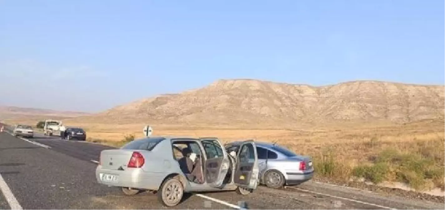 Çankırı'da kafa kafaya çarpışan otomobillerde 1 ölü, 7 yaralı