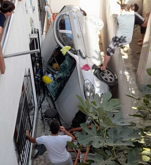 Çocukların içinde oynadığı otomobil 5 metre yükseklikten apartman boşluğuna düştü