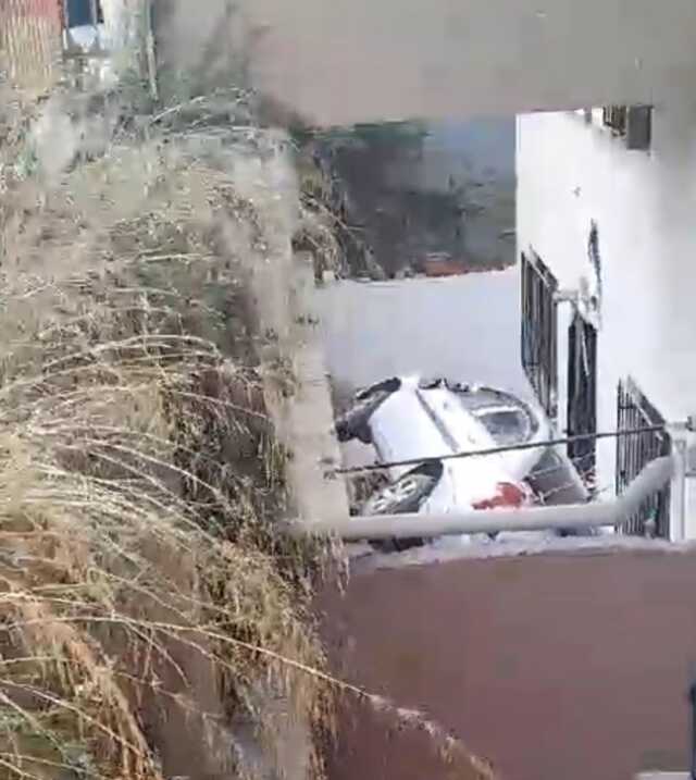 Çocukların içinde oynadığı otomobil 5 metre yükseklikten apartman boşluğuna düştü