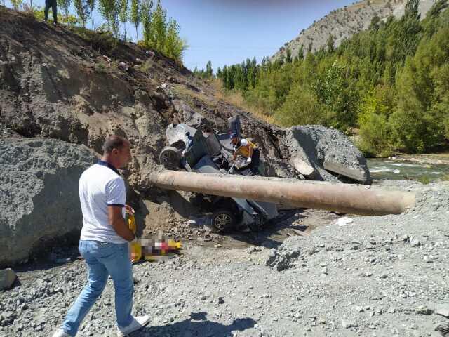 Dere yatağına uçan araçtaki anne baba ve çocukları hayatını kaybetti Dere yatağına uçan araçtaki anne baba ve çocukları hayatını kaybetti
