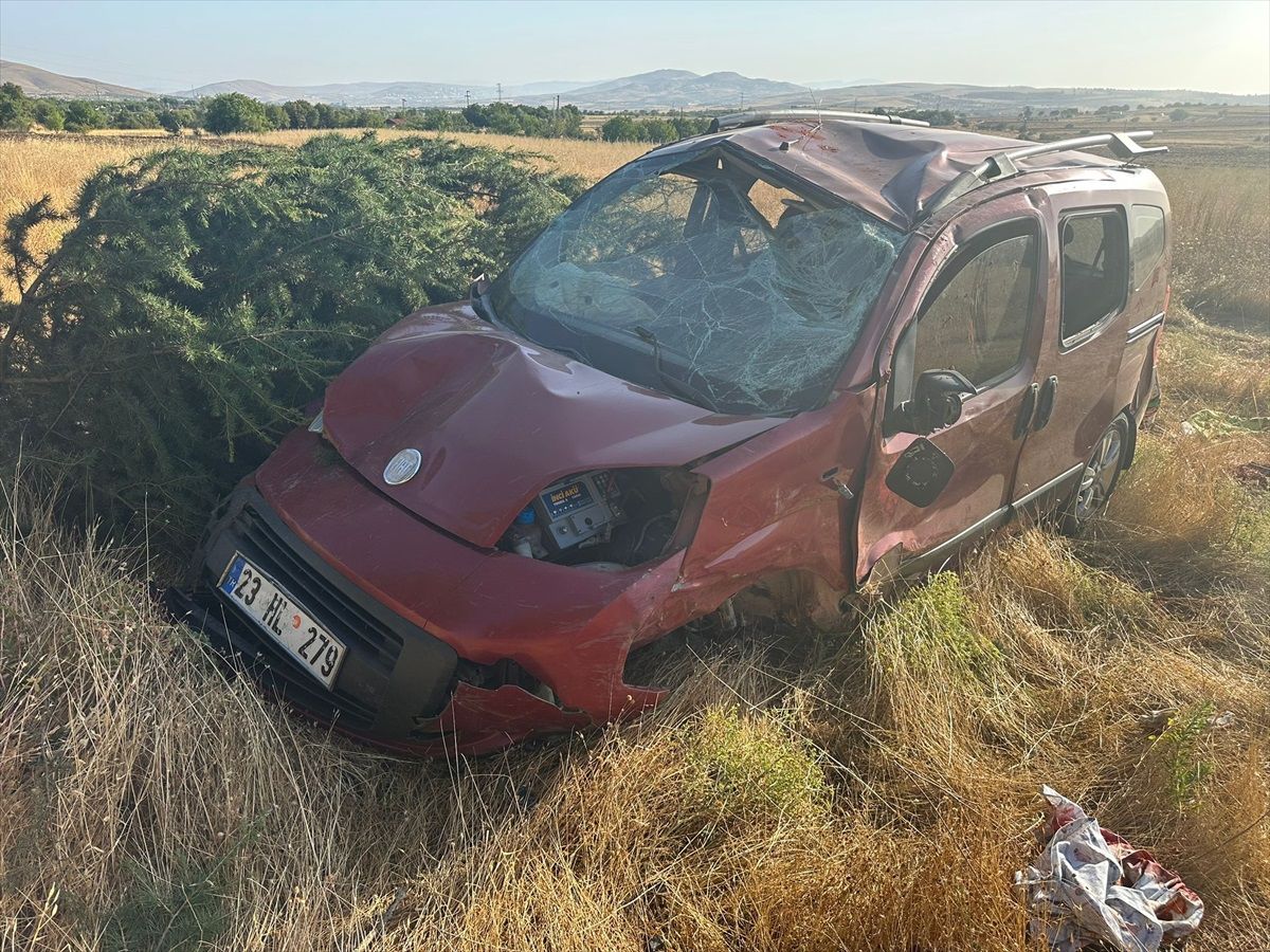 Elazığ'da Hafif Ticari Araç Devrildi: 1 Çocuk Hayatını Kaybetti, 4 Kişi Yaralandı