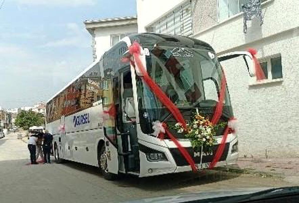 Eskişehir'de Gelin Arabası Yerine Otobüs Kullanıldı