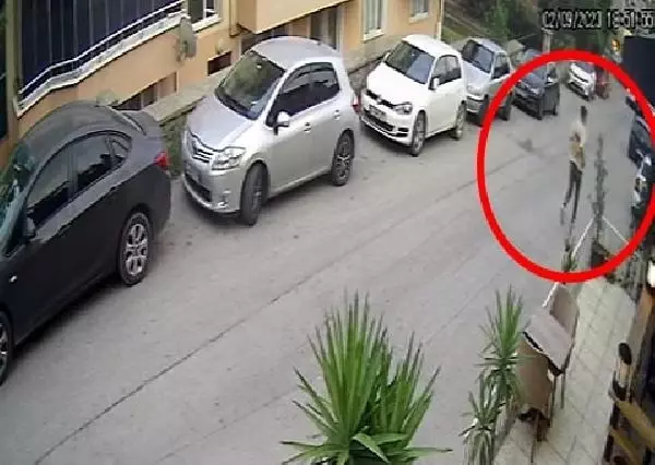 'Annemi arayacağım' diyerek cep telefonunu aldı: Banka hesabında ne var ne yok hepsini kendine gönderdi