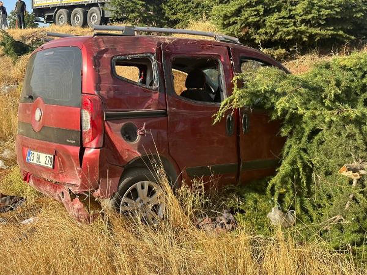 Elazığ'da Hafif Ticari Araç Şarampole Yuvarlandı: 1 Ölü, 4 Yaralı