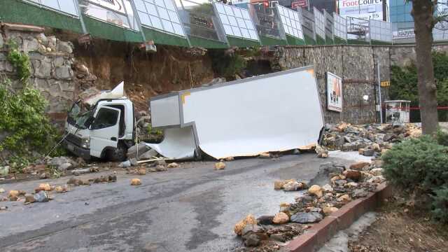İkitelli'deki Mobilyacılar Sitesinde Şiddetli Yağmur Sonucu Duvar Çöktü