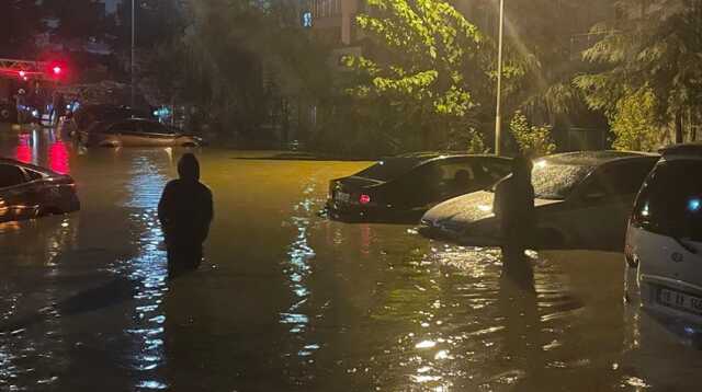 İstanbul'a sel getiren sağanak yağış devam edecek mi? Meteorolojik kaynaklardan merak edilen soruya yanıt İstanbul'a sel getiren sağanak yağış devam edecek mi? Meteorolojik kaynaklardan merak edilen soruya yanıt