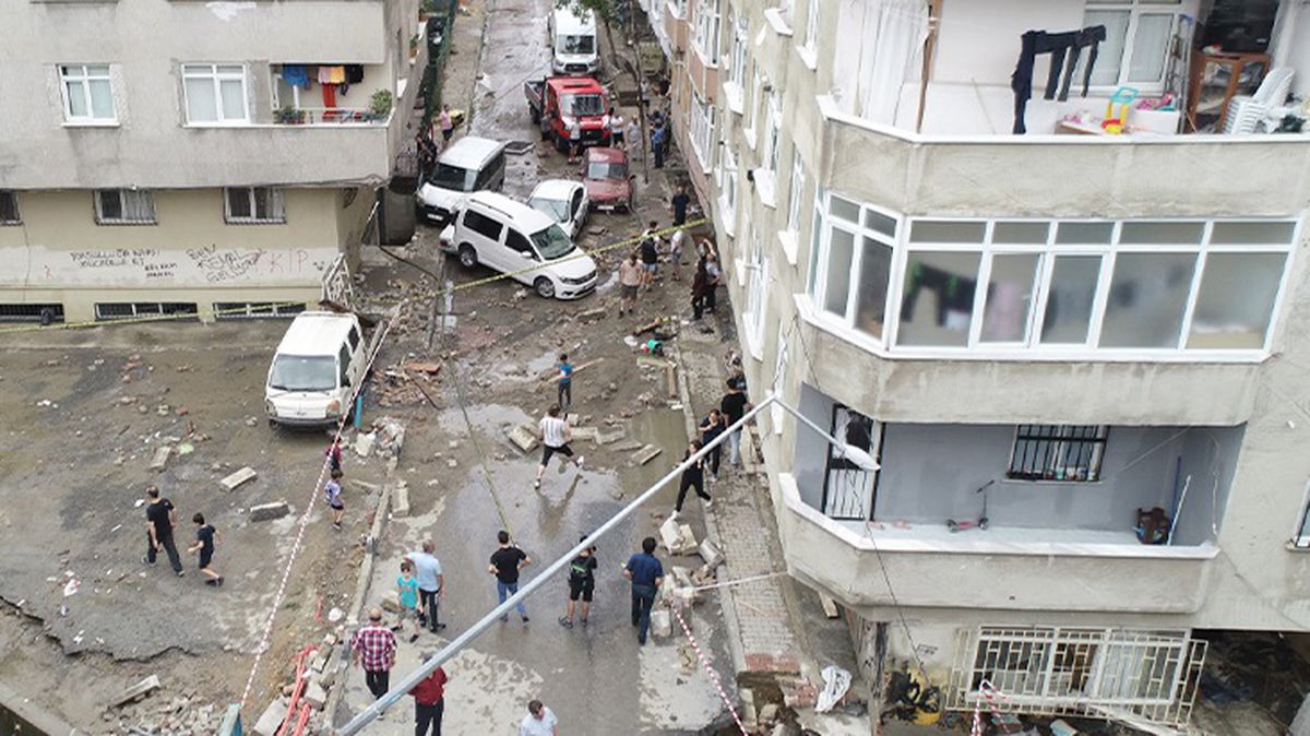 İstanbul'da sel sularının viraneye çevirdiği sokaklar böyle görüntülendi