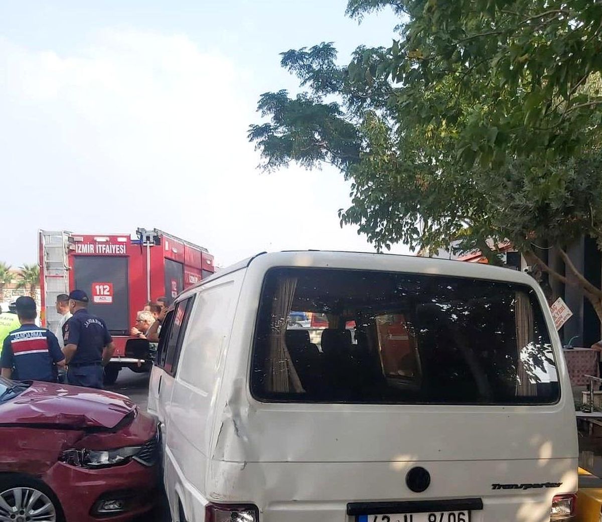 İzmir'de servis minibüsü ile otomobil çarpıştı: 7 yaralı