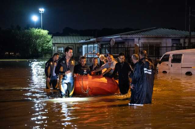 Küçükçekmece'de bir kadın sel sularına kapılmaktan son anda kurtarıldı