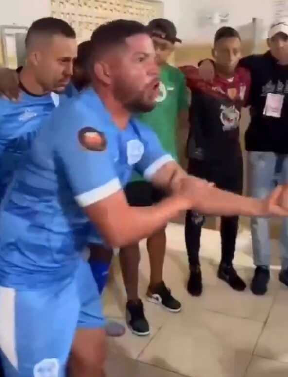 Motivasyon konuşmasına kendini fazla kaptıran kaptan, takım arkadaşına yapmadığını bırakmadı