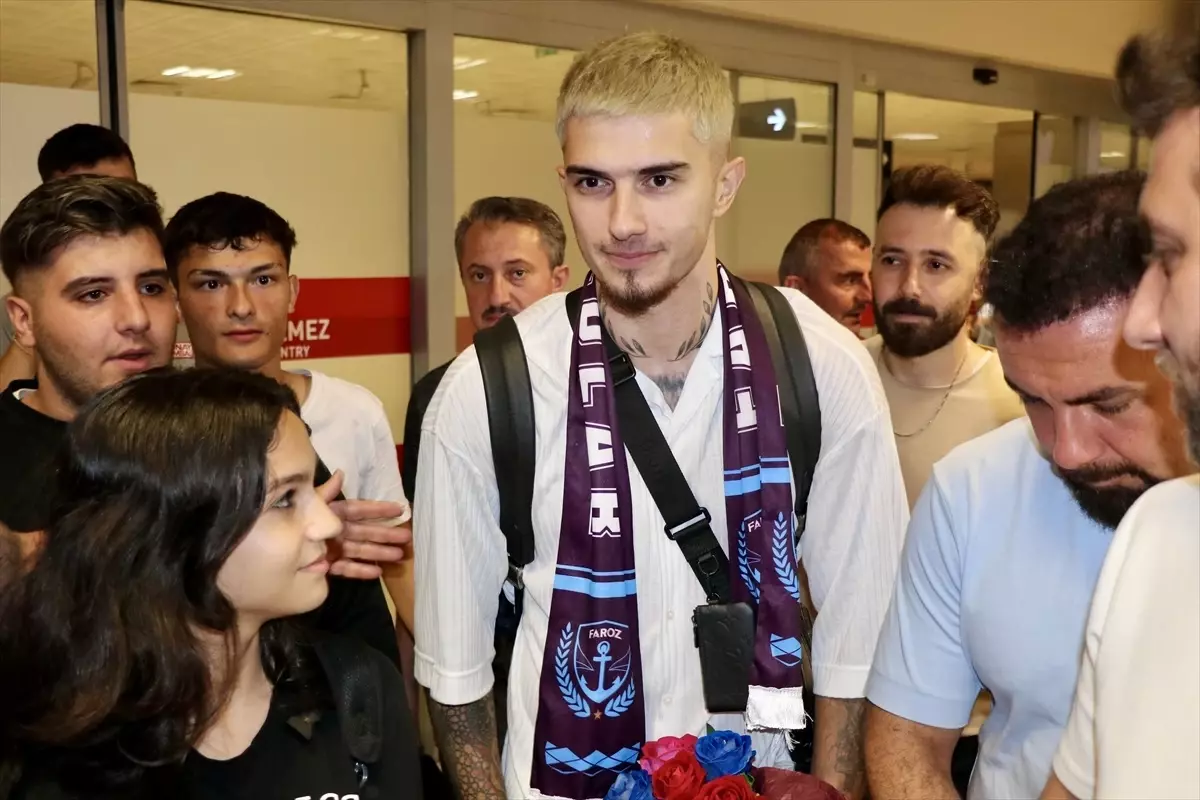 Trabzonspor'un kiraladığı Berat Özdemir, Trabzon'a geldi Açıklaması