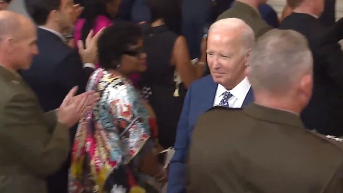 ABD Başkanı Biden, katıldığı Onur Madalyası törenini aniden terk etti