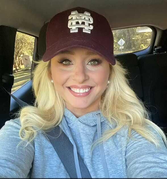 Alevler içinde kalana aracın içinde felçli adamı çekerek kurtaran kadın kahraman ilan edildi