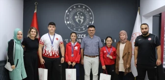 Ankara'da düzenlenen Yıldızlar Kulüpler Türkiye Halter Şampiyonası'nda dereceye giren sporcular Düzce Gençlik ve Spor İl Müdürü'nü ziyaret etti