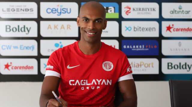 Antalyasporlu futbolcu Naldo'nun ailesi trafik kazası geçirdi! Arabadan fırlayan oğlunun durumu kritik
