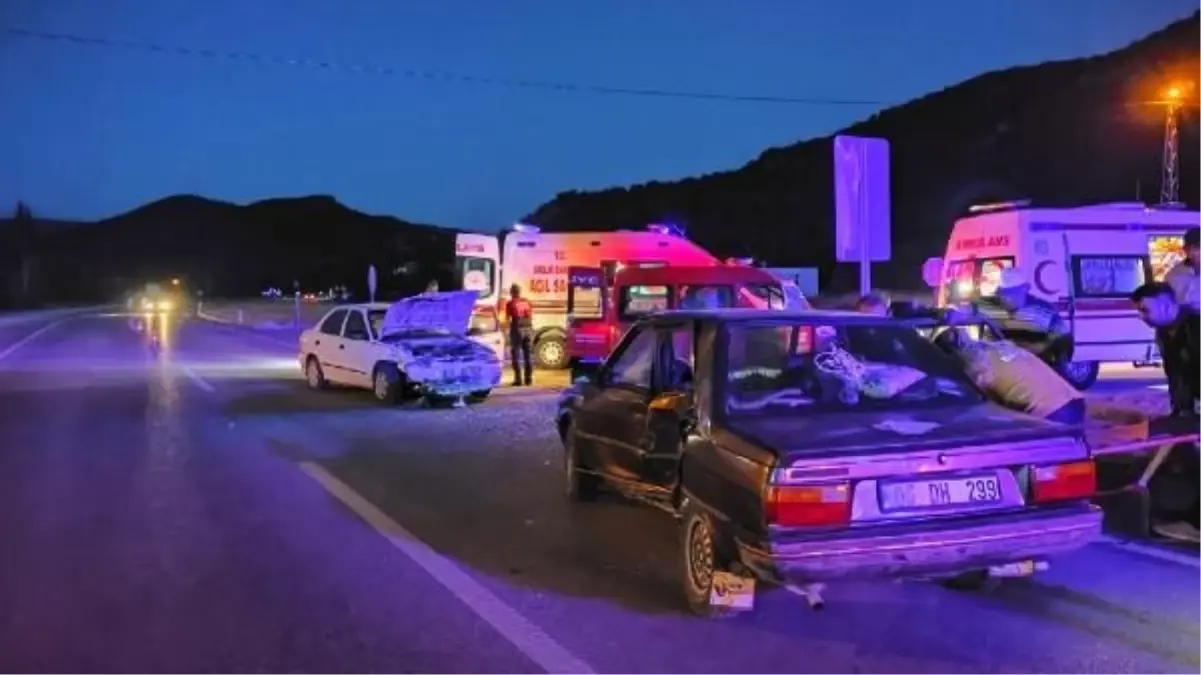 Çorum'da Otomobiller Çarpıştı: 2'si Çocuk 5 Kişi Yaralandı