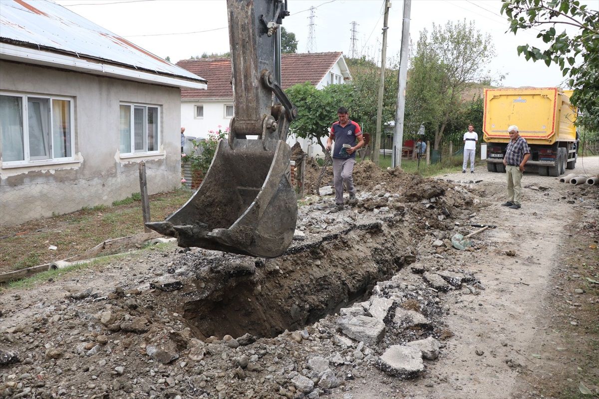 Düzce'de Kazukoğlu Mahallesi'nde Kanalizasyon Hattı Çekme Çalışmaları Hızla Devam Ediyor