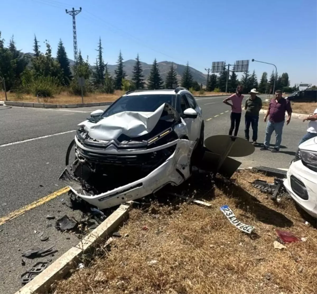 Elazığ'da Trafik Kazası: 2 Kişi Hafif Yaralandı